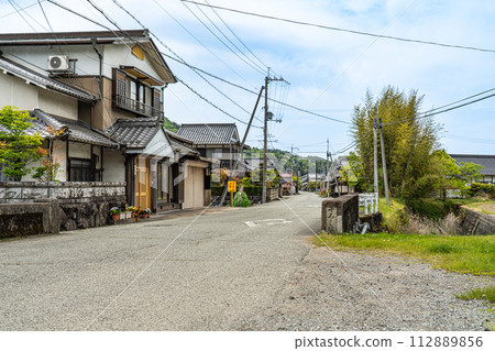 [Important Preservation District for Groups of Traditional Buildings] Fukuzumi, Sumiyoshi Bridge and Sasayama Highway in early summer, Tanba Sasayama City, Hyogo Prefecture 112889856