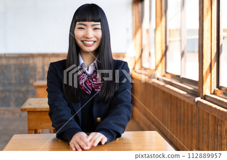 高中女生放學後留在教學大樓 高中女生放學後留在教學大樓 112889957