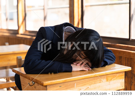 高中女生放學後留在教學大樓 112889959