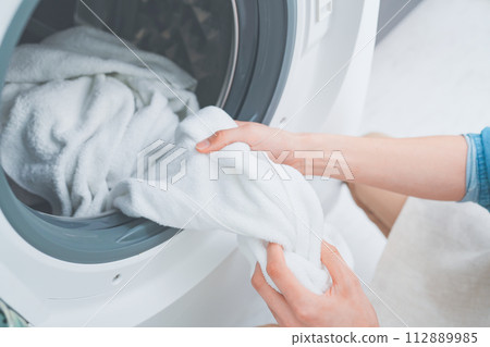 一個穿著圍裙洗衣服的男人 112889985