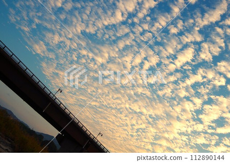 The morning sun on the iron bridge 112890144
