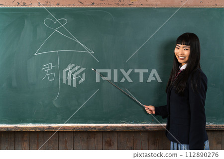 站在講台上的高中女生(共同撐傘的男友) 站在講台上的高中女生(共同撐傘的男友) 112890276