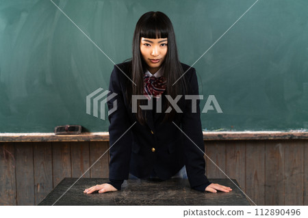 站在講台上的高中女生（班長） 112890496