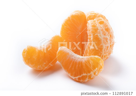 Fresh tangerines slices isolated on white background 112891017