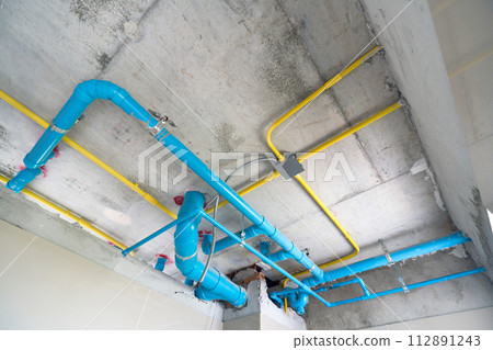 The water pipe system, wastewater pipes and electrical wiring are neatly installed under the ceiling. The water pipe system, wastewater pipes and electrical wiring are neatly installed under the ceiling. 112891243
