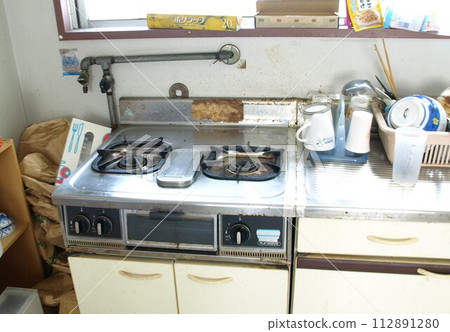 A dilapidated Showa era rental apartment kitchen gas range A dilapidated Showa era rental apartment kitchen gas range 112891280
