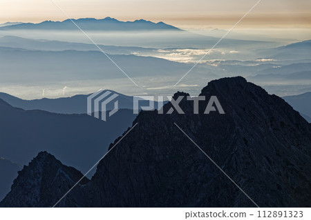 從奧穗高岳眺望前穗高岳的晨景 從奧穗高岳眺望前穗高岳的晨景 112891323
