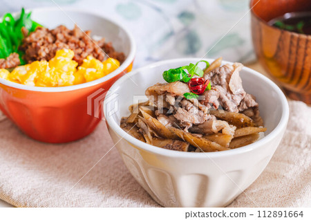 柳川牛肉蓋飯和三色蓋飯 112891664