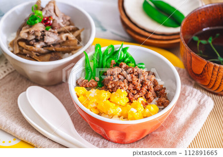 Minced rice bowl and beef bowl 112891665