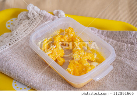 Fried eggs made in the microwave Fried eggs made in the microwave 112891666