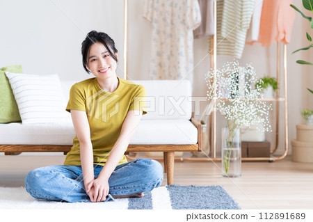 Young woman relaxing in the living room 112891689