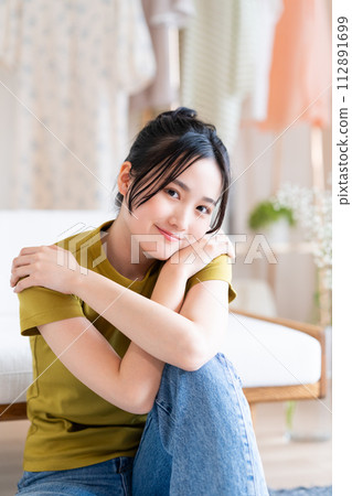 年輕女子在客廳放鬆 112891699