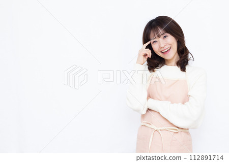 圍裙的家庭主婦微笑思考 112891714
