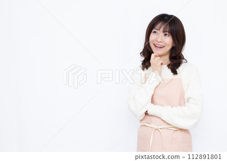 圍裙的家庭主婦微笑思考 112891801