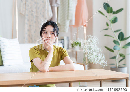 Young woman relaxing in the living room 112892290