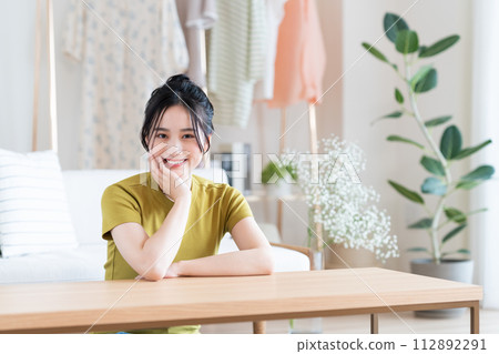 Young woman relaxing in the living room 112892291