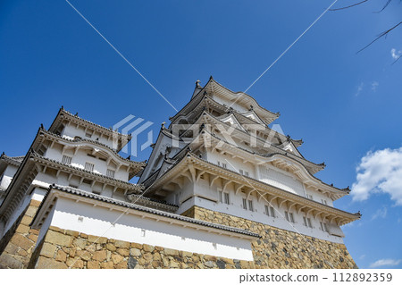 世界遺產姬路城天守閣在藍天的襯托下熠熠生輝 世界遺產姬路城天守閣在藍天的襯托下熠熠生輝 112892359