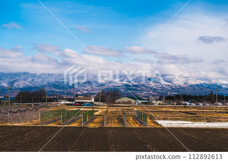 有果園的鄉村的山景 112892613
