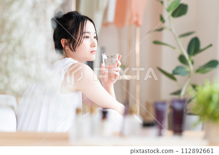 Beauty of young women 112892661