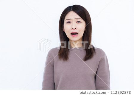 Surprised woman Surprised woman 112892878
