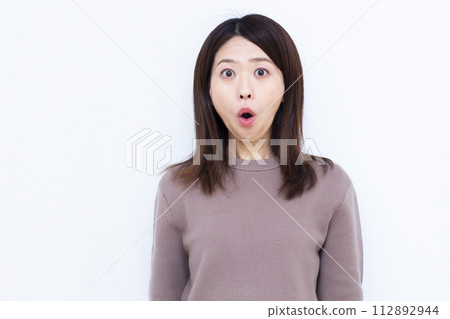 Surprised woman 112892944