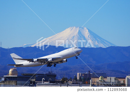 Jumbo jet taking off and Mt. Fuji Jumbo jet taking off and Mt. Fuji 112893088