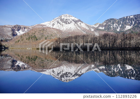 Yakeyake反映在大正池塘 112893226