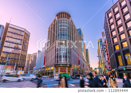 日本東京三越前車站前的都市景觀。日本橋三越、日本橋北詰等景觀=27日 112893444