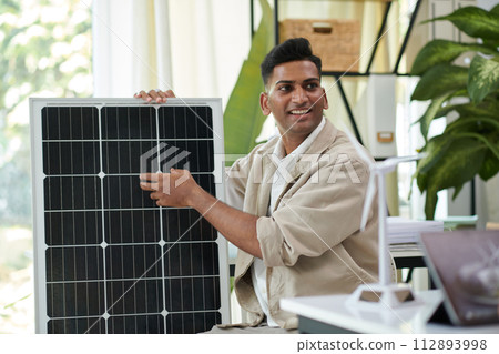 Smiling Indian man explaining how solar panel works 112893998