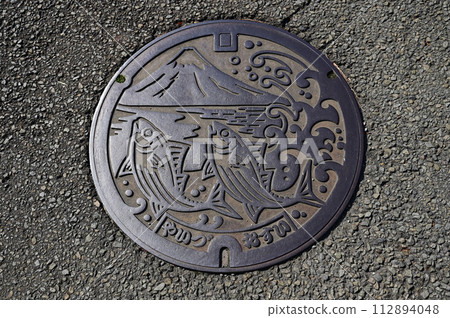 Manhole cover in Yaizu City, Shizuoka Prefecture 112894048
