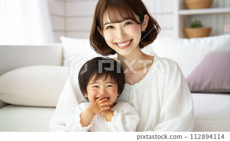 一位微笑的母親抱著她的孩子。一個養育孩子的形象。人工智慧圖像。 112894114