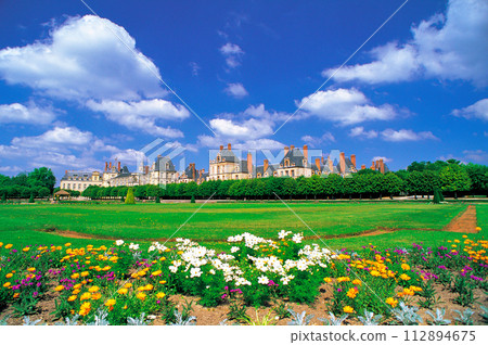Scenery of Fontainebleau Castle with its gardens 112894675