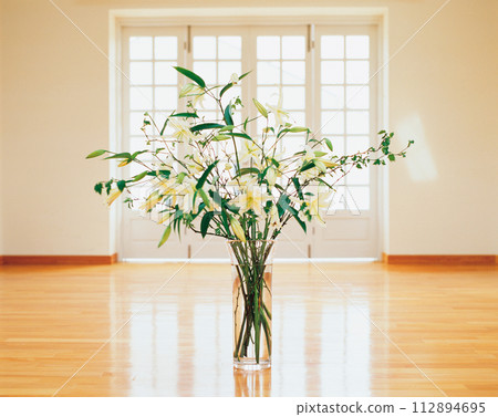 客廳花瓶裡的鮮花 112894695