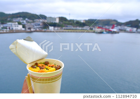 Cup ramen to eat on board Cup ramen to eat on board 112894710