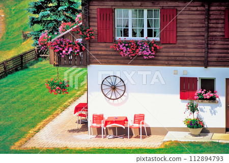 Flowers decorated in front of the house 112894793