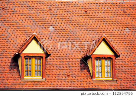 帶有彩色磚屋頂的窗戶 112894796