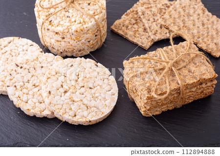 Crispbread and rice cakes 112894888