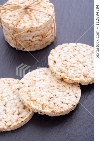 Crispbread and rice cakes 112894894