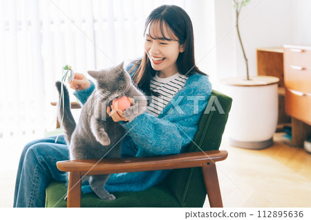 女人在家和貓玩 112895636