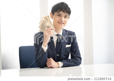 商人對手裡的現金感到滿意 商人對手裡的現金感到滿意 112895714