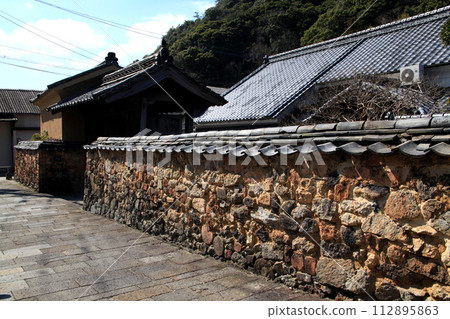佐賀縣有田町古色古香的陶器之鄉的散步路線 有通梅柵欄的後街 112895863