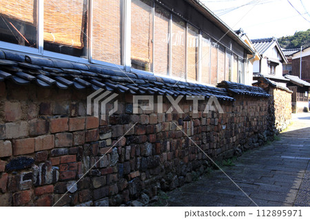 Walking course in the quaint pottery town of Arita Town, Saga Prefecture A back street with a Tonbai fence 112895971