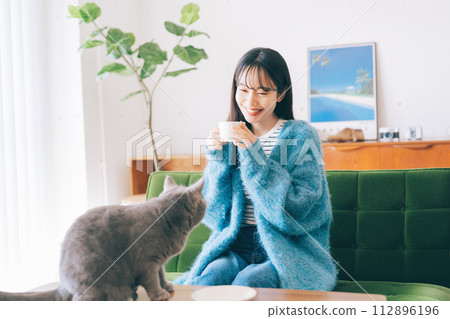 A woman living with a cat 112896196