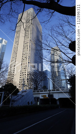 東京新宿的摩天大樓,前景為新宿三井大廈 東京新宿的摩天大樓,前景為新宿三井大廈 112896311