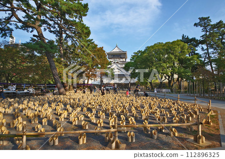 北九州市人氣觀光小倉城的竹燈照明活動 112896325