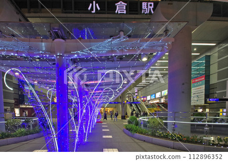 北九州市的JR小倉站2樓通道，夜晚的燈光秀很美 112896352