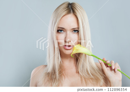Good-looking fashion female model with long blonde hairstyle and shiny fresh skin 112896354