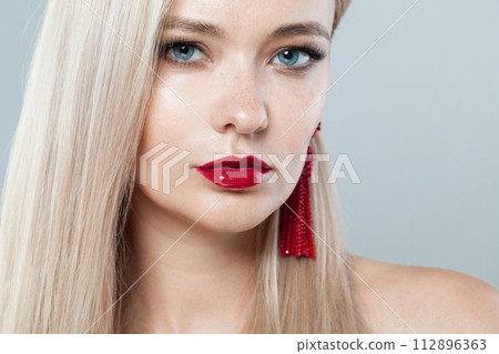 Young fashion female model with long blonde hairstyle and shiny fresh skin Young fashion female model with long blonde hairstyle and shiny fresh skin 112896363