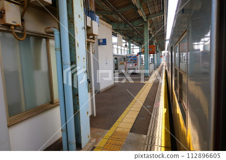 View from the train window from Nishi-Karatsu Station on the Karatsu Line to Kanoya Station on the Chikuhi Line (2022) 112896605