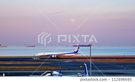 在羽田機場的晚上風景 在羽田機場的晚上風景 112896695